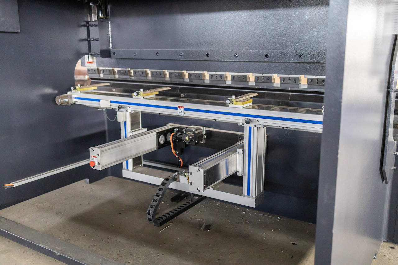 100t Hydraulic Cnc Brake Press Crowning Cnc Press Brake Delem 100t Hydraulinen Cnc-jarrupuristin Crowning Cnc Press Brake Delem