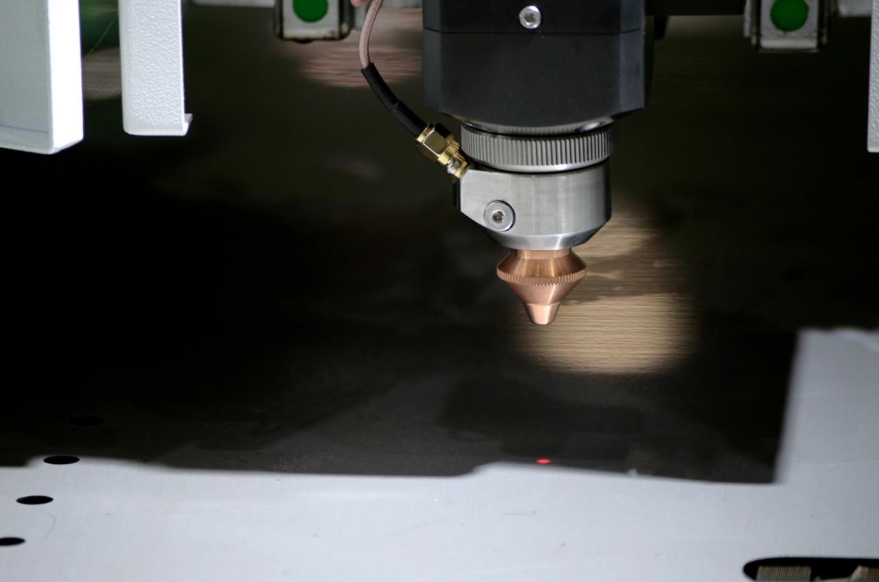 1500*3000mm 500w Racuys Or Ipg Fiber Laser Cutting Machine 1500*3000mm 500w Racuys tai Ipg Fiber Laserleikkauskone