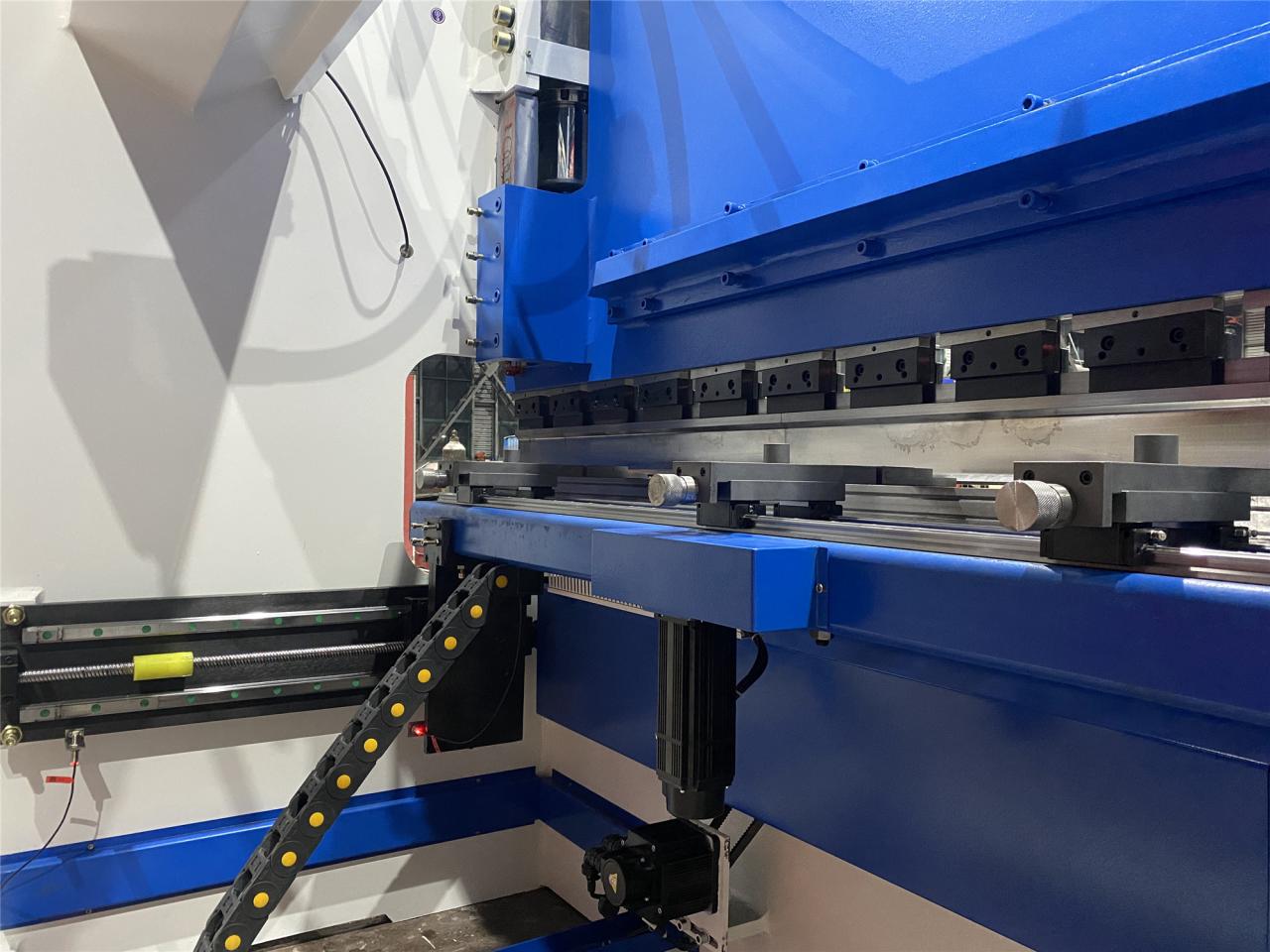 160t-4000 4-axis Cnc Hydraulic Bending Machine Press Brake 160t-4000 4-akselinen CNC-hydraulinen taivutuskone Paina jarrua