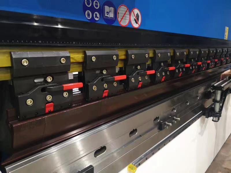 160t-4000 4-axis Cnc Hydraulic Bending Machine Press Brake 160t-4000 4-akselinen CNC-hydraulinen taivutuskone Paina jarrua