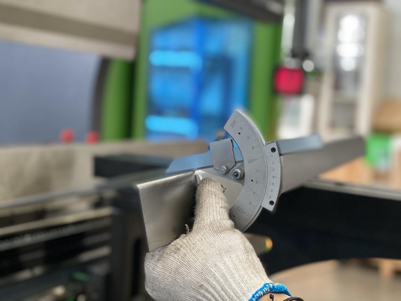 16mm Hydraulic Guillotine Shearing Machine For Sheet Metal Cutting 6 Meters 16 mm:n hydraulinen giljotiinileikkauskone levyn leikkaamiseen 6 metriä