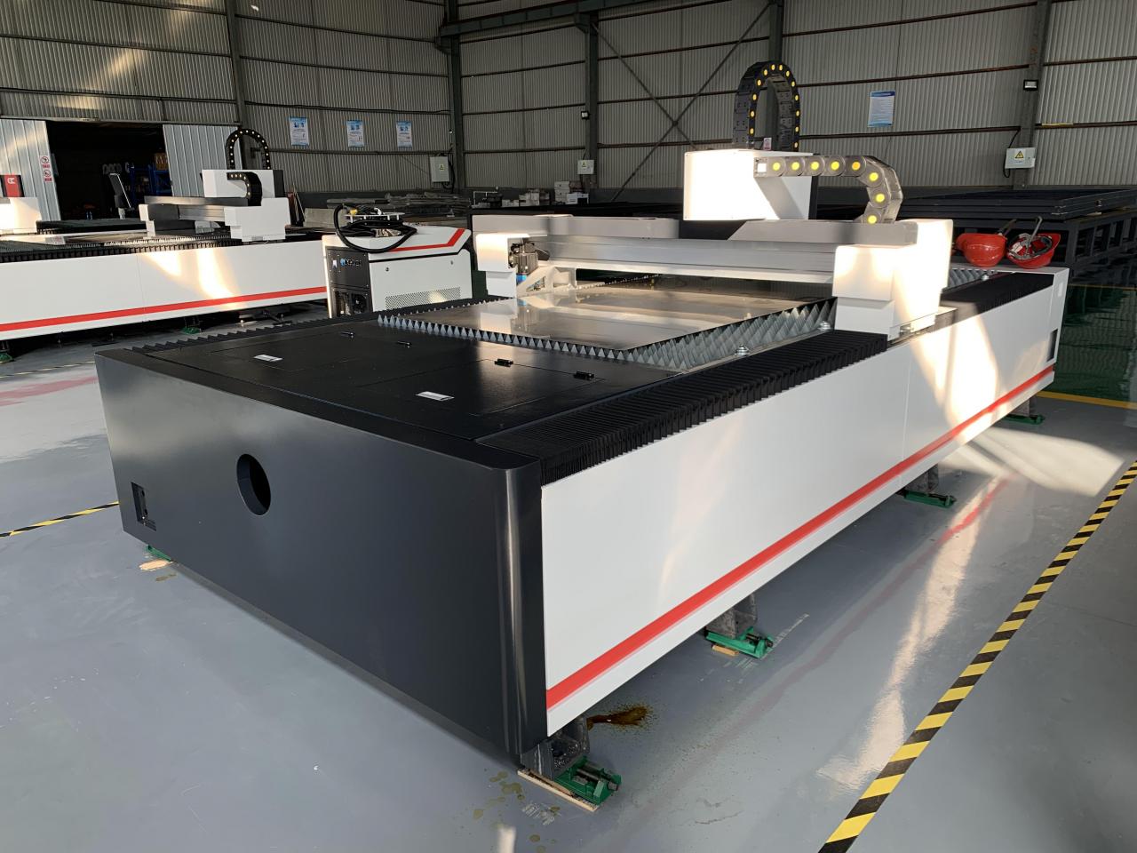 1kw 1.5kw 2kw Fiber Laser Cutting Machine For Metal Sheet Cutting 3000x1500mm 1kw 1,5kw 2kw kuitulaserleikkauskone metallilevyjen leikkaamiseen 3000x1500mm