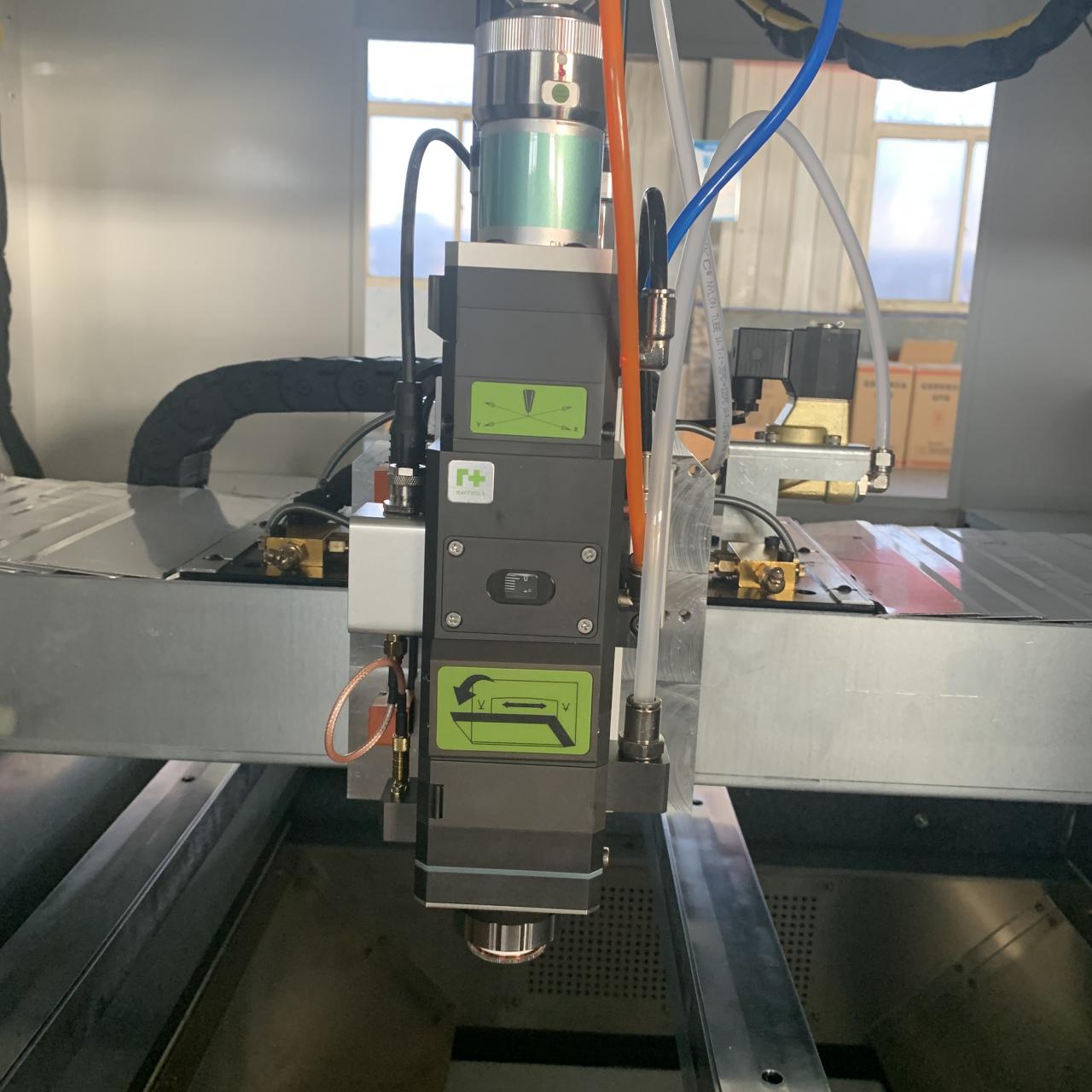 1kw 2kw Good Price Fiber Laser Cutting Machine For Sheet Metal 1kw 2kw Hyvä hintakuitulaserleikkauskone ohutlevylle