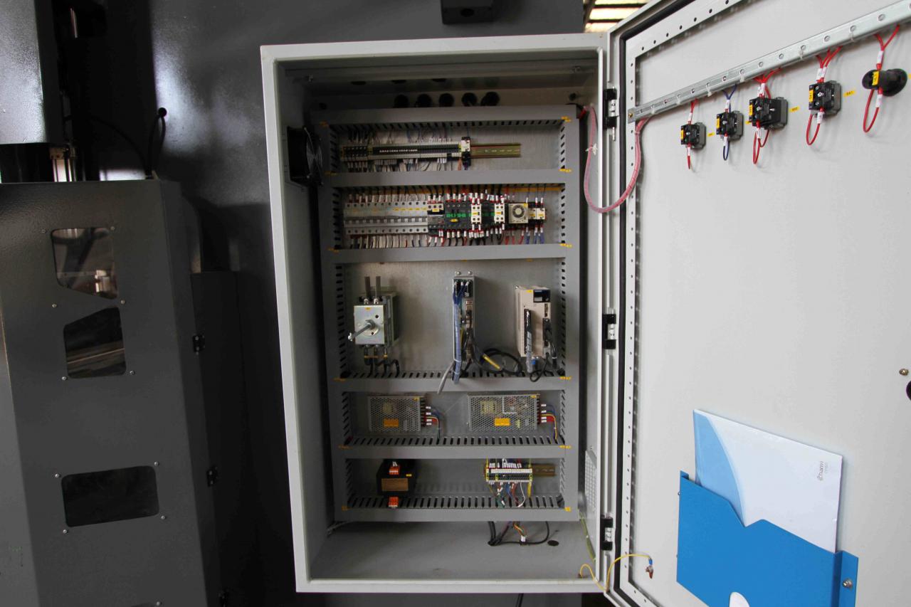 200t 300t Standard Industrial Press Brake Cnc Hydraulic Press Brake Machine