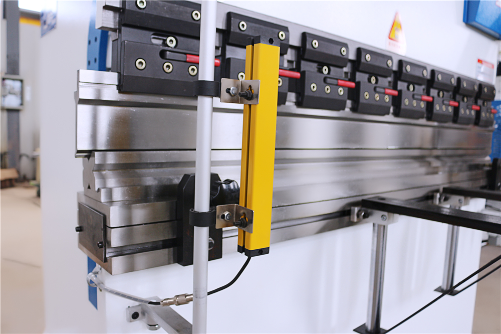 3+1 Axis Cnc Hydraulic Press Brake With Esa System 3+1-akselinen Cnc-hydraulinen puristusjarru Esa-järjestelmällä