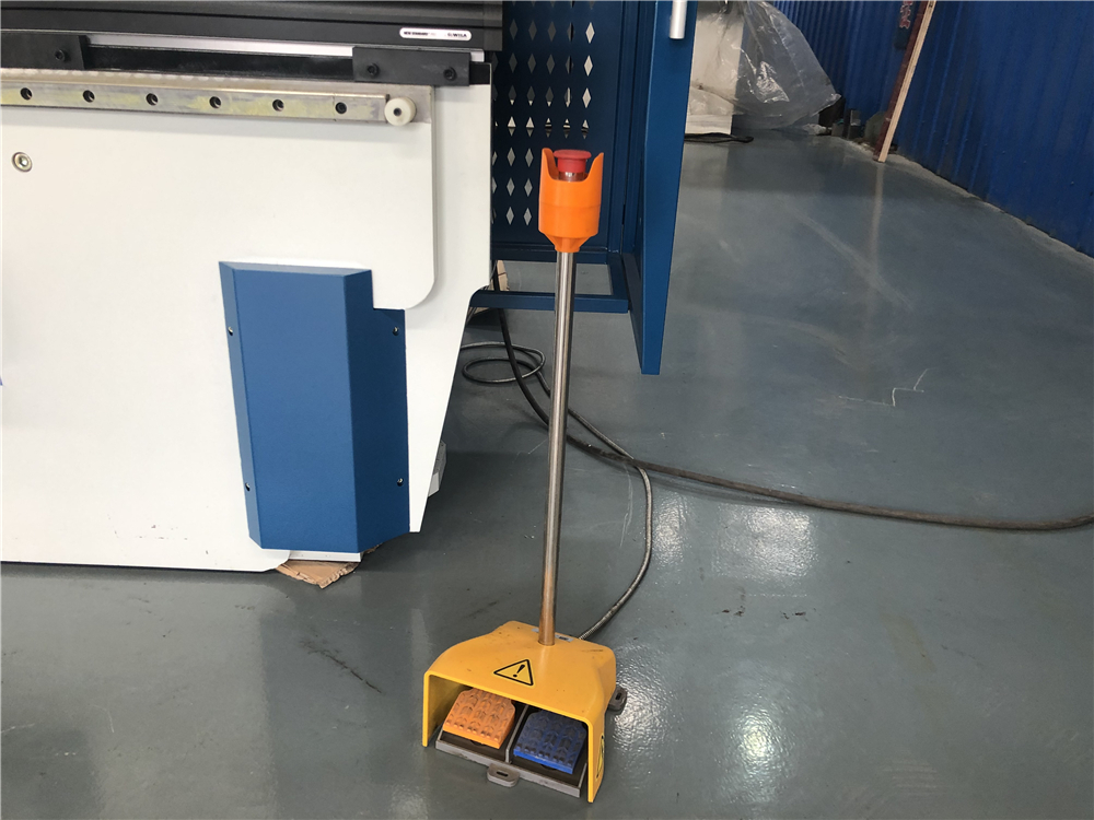 3+1 Axis Cnc Hydraulic Press Brake With Esa System 3+1-akselinen Cnc-hydraulinen puristusjarru Esa-järjestelmällä