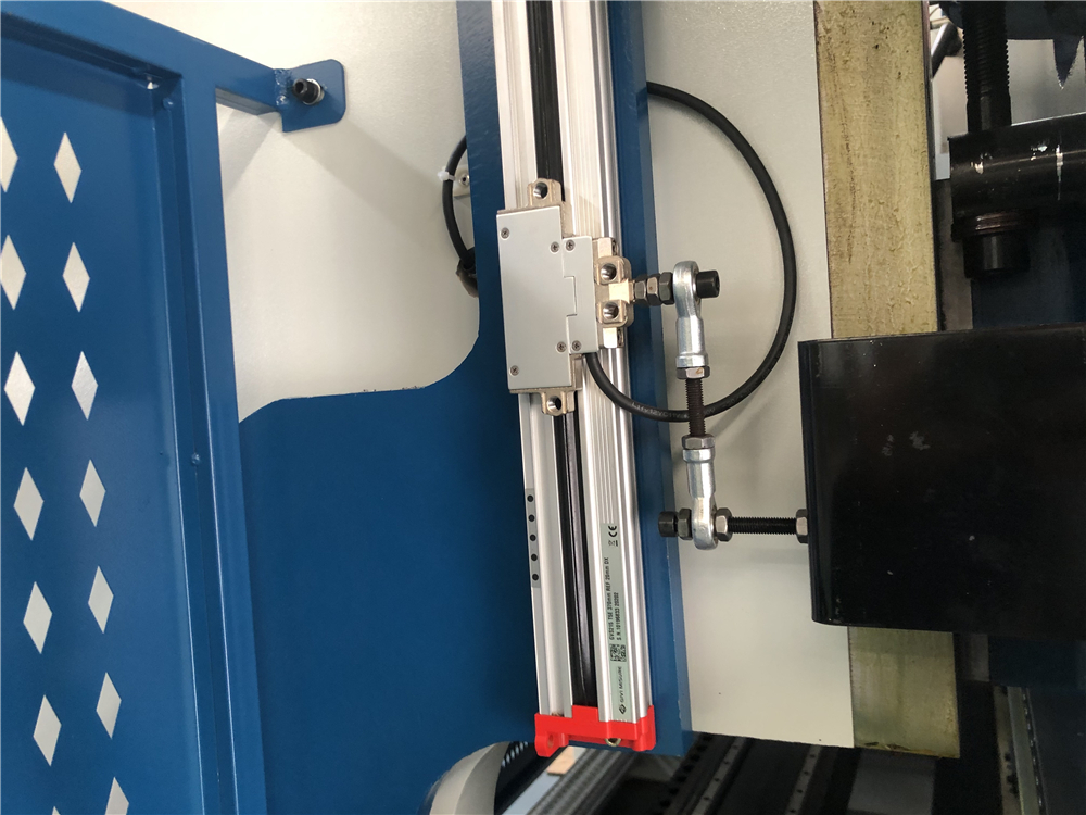 3+1 Axis Cnc Hydraulic Press Brake With Esa System 3+1-akselinen Cnc-hydraulinen puristusjarru Esa-järjestelmällä