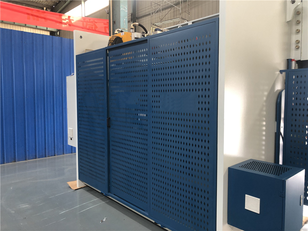 3+1 Axis Cnc Hydraulic Press Brake With Esa System 3+1-akselinen Cnc-hydraulinen puristusjarru Esa-järjestelmällä