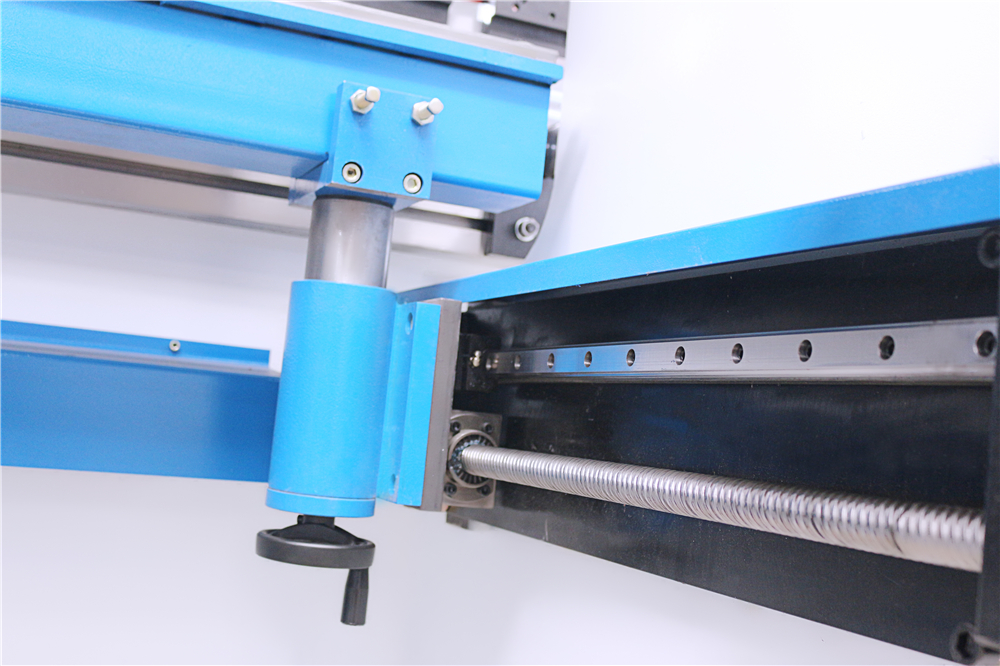 3+1 Axis Cnc Hydraulic Press Brake With Esa System 3+1-akselinen Cnc-hydraulinen puristusjarru Esa-järjestelmällä