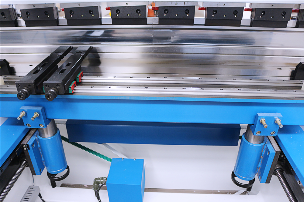 3+1 Axis Cnc Hydraulic Press Brake With Esa System 3+1-akselinen Cnc-hydraulinen puristusjarru Esa-järjestelmällä