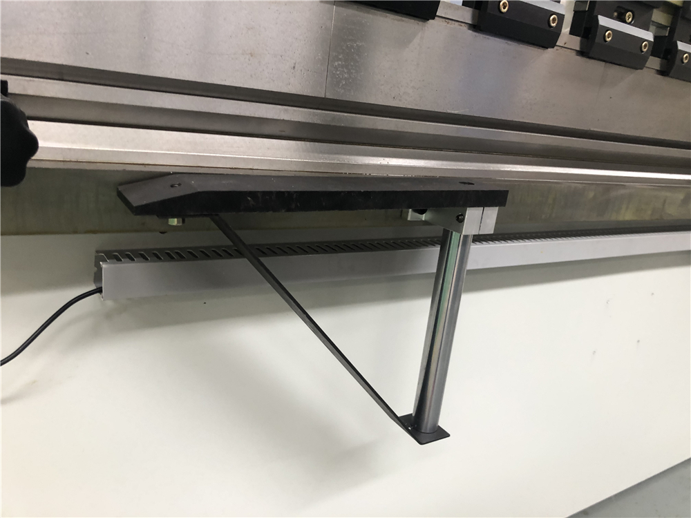 3+1 Axis Cnc Hydraulic Press Brake With Esa System 3+1-akselinen Cnc-hydraulinen puristusjarru Esa-järjestelmällä