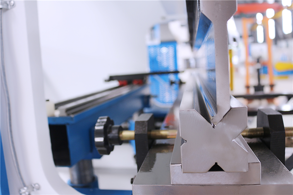 3+1 Axis Cnc Hydraulic Press Brake With Esa System 3+1-akselinen Cnc-hydraulinen puristusjarru Esa-järjestelmällä