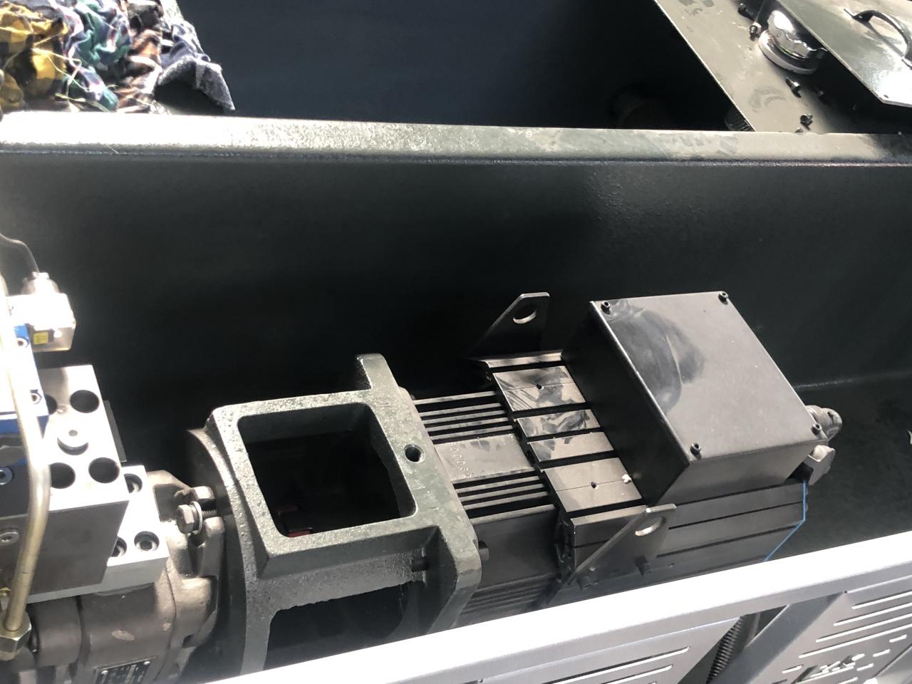 3+1 Axis Cnc Hydraulic Press Brake With Esa System 3+1-akselinen Cnc-hydraulinen puristusjarru Esa-järjestelmällä