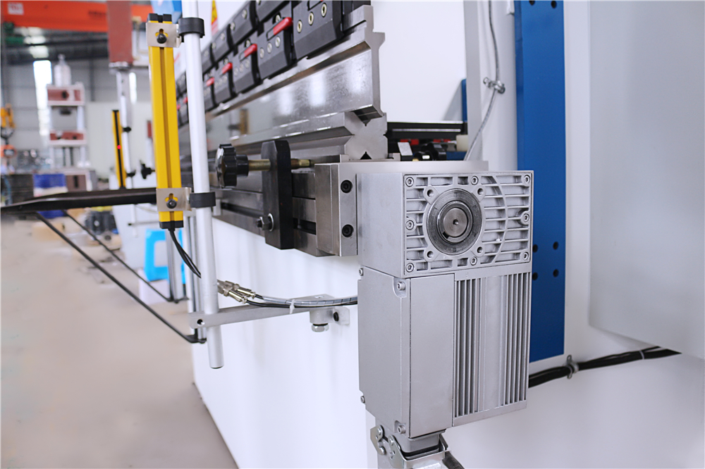 3+1 Axis Cnc Hydraulic Press Brake With Esa System 3+1-akselinen Cnc-hydraulinen puristusjarru Esa-järjestelmällä