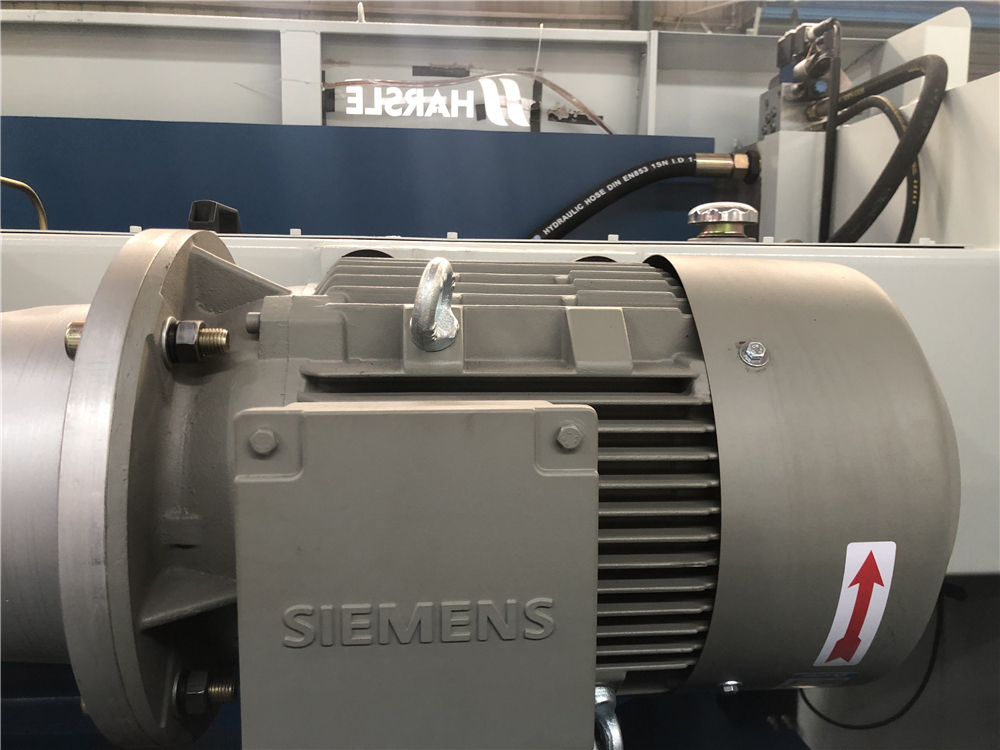 3+1 Axis Cnc Hydraulic Press Brake With Esa System 3+1-akselinen Cnc-hydraulinen puristusjarru Esa-järjestelmällä