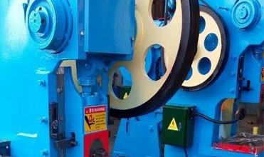 400 Ton Small Pneumatic Power Punch Press Mechanical Eccentric Punching Machine 400 tonnin pieni pneumaattinen rei'ityspuristin mekaaninen eksentrinen lävistyskone