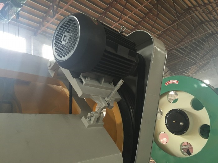 400 Ton Small Pneumatic Power Punch Press Mechanical Eccentric Punching Machine 400 tonnin pieni pneumaattinen rei'ityspuristin mekaaninen eksentrinen lävistyskone