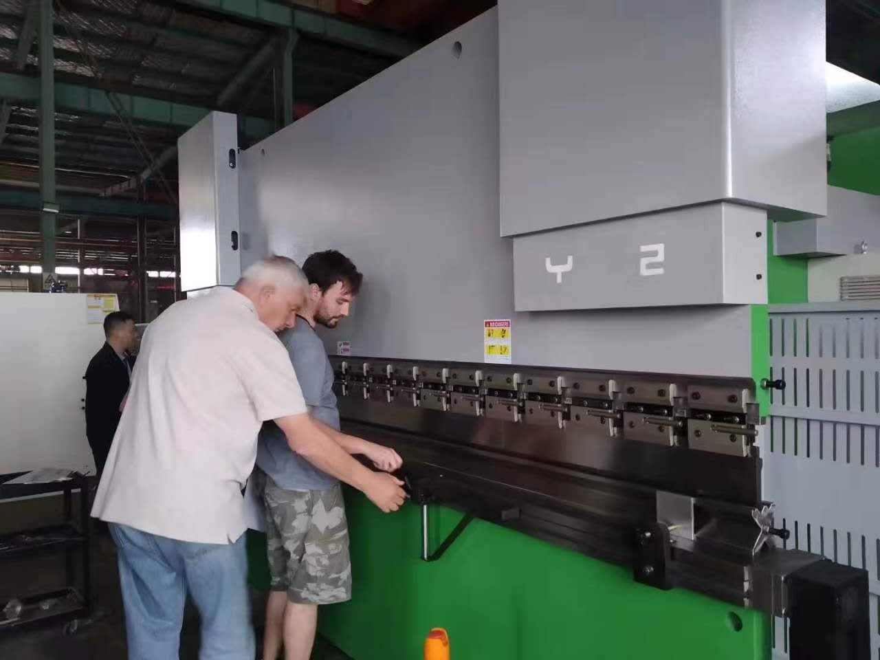 63 Ton Metal Steel Sheet Plate Bending Machine Cnc Hydraulic Press Brake For Metal Working 63 tonnin metalliteräslevylevyn taivutuskone CNC:n hydraulipuristinjarru metallin työstämiseen