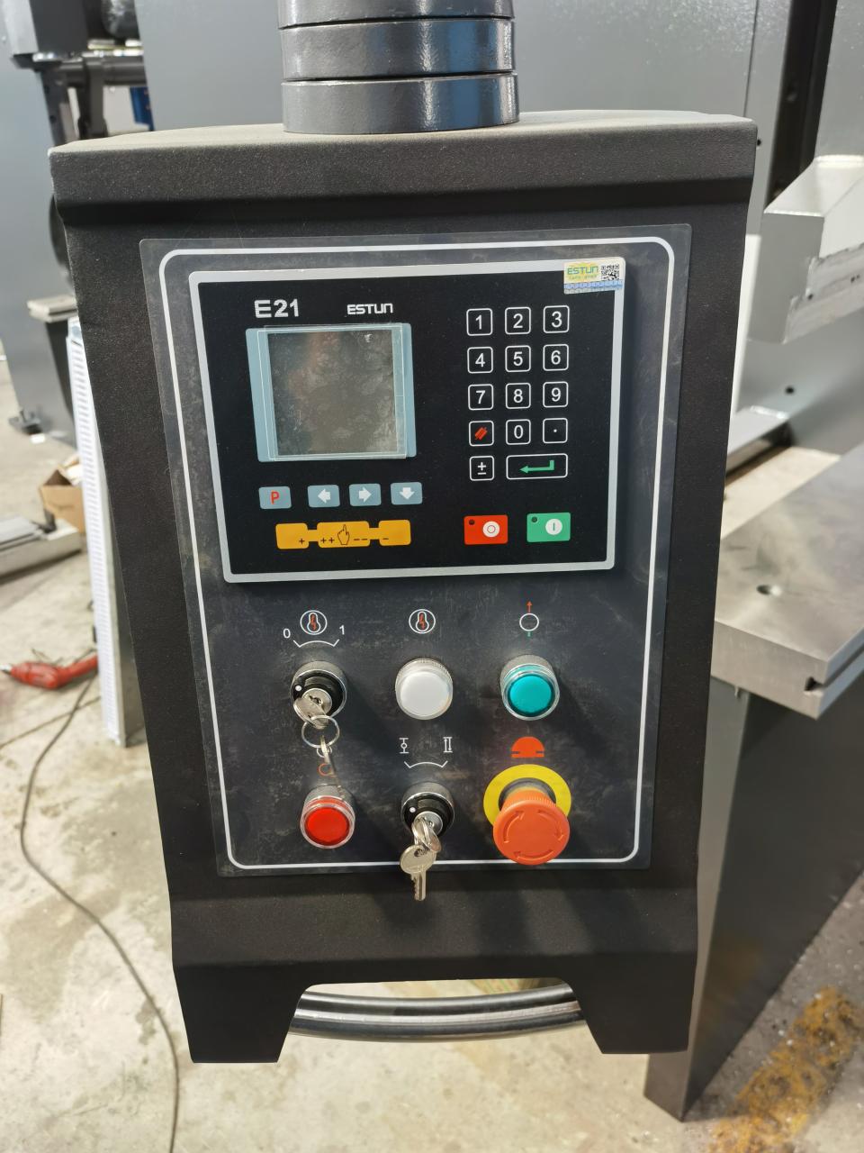 6x3200mm ruostumattomasta teräksestä valmistettujen levyjen leikkauskone, automaattinen rautalevyn leikkauskone