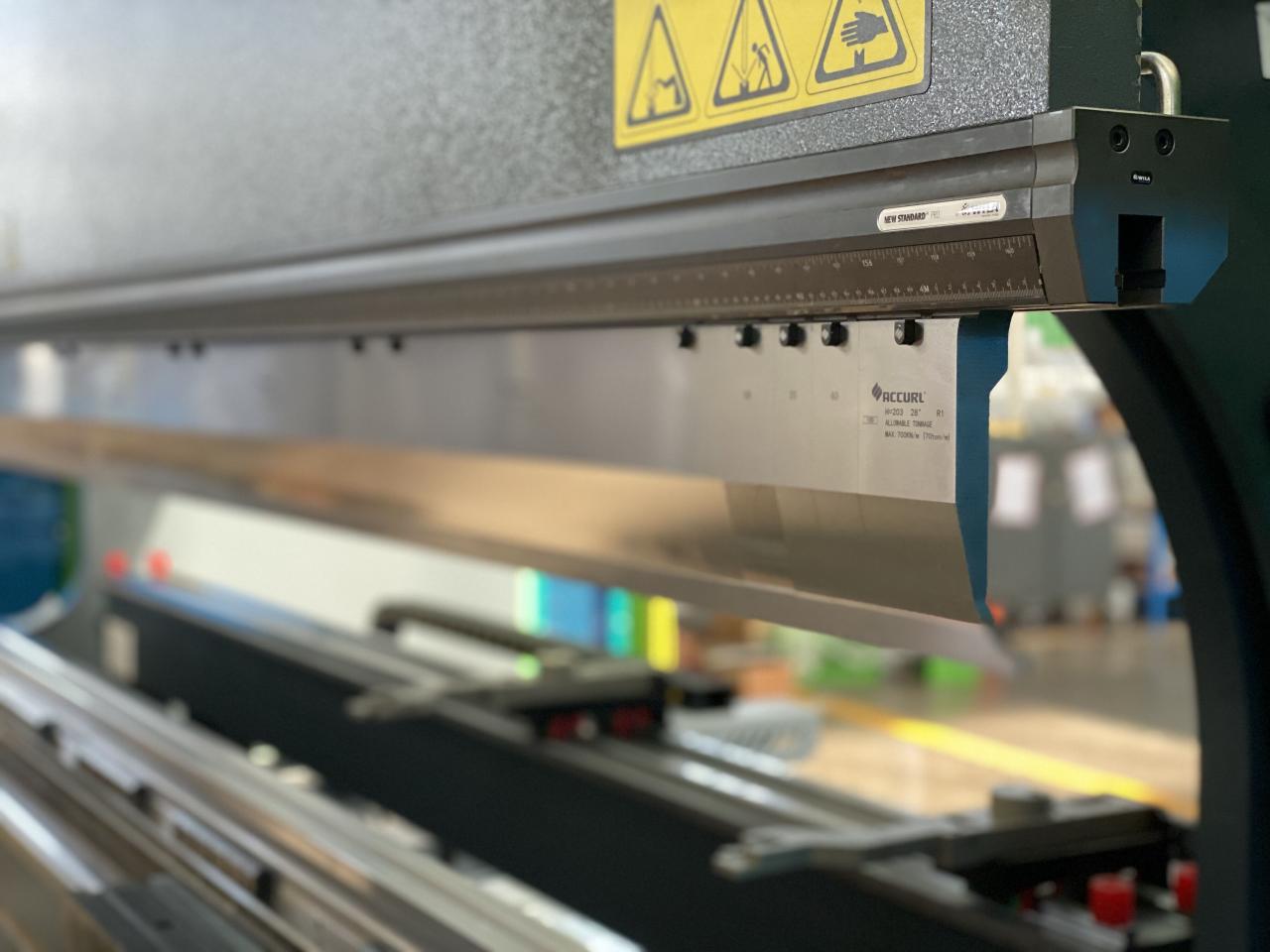 China 220t Cnc Bending Machine 6+1 Axis Hydraulic Press Brake Price Kiina 220t CNC taivutuskone 6+1 Axis Hydraulic Press Brake Hinta