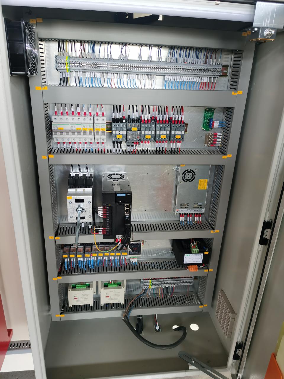 China Metal Hydraulic Press Brake Machine With Reasonable Price Kiinan metallihydraulinen puristinjarrukone kohtuulliseen hintaan