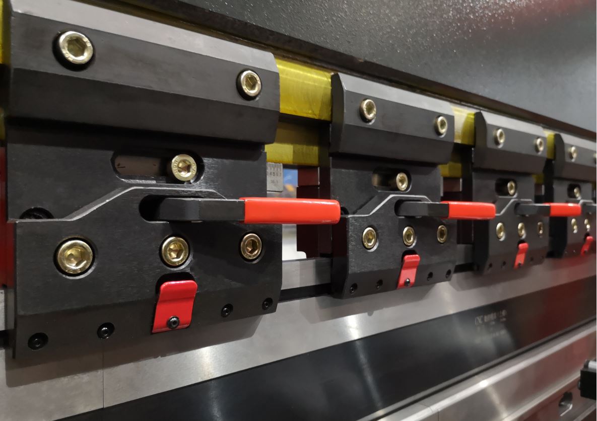 Delem Da66t 125 3+1 4+1 6+1 8+1 Cnc Hydraulic Press Brake For Metal Plate Bending Delem Da66t 125 3+1 4+1 6+1 8+1 Cnc hydraulinen puristusjarru metallilevyn taivutukseen