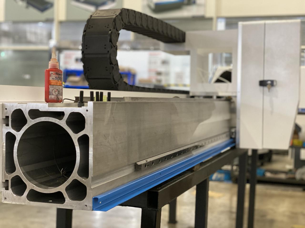 Kuitulaserleikkauskone Masterline 8kw, 4000x2000mm, Ipg-laserlähteellä