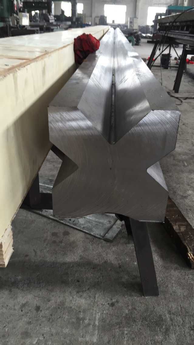 Full Automatic High Power Sheet Bending Machine And Cnc Press Brake Machine Täysin automaattinen suuritehoinen levytaivutuskone ja CNC-puristinjarrukone