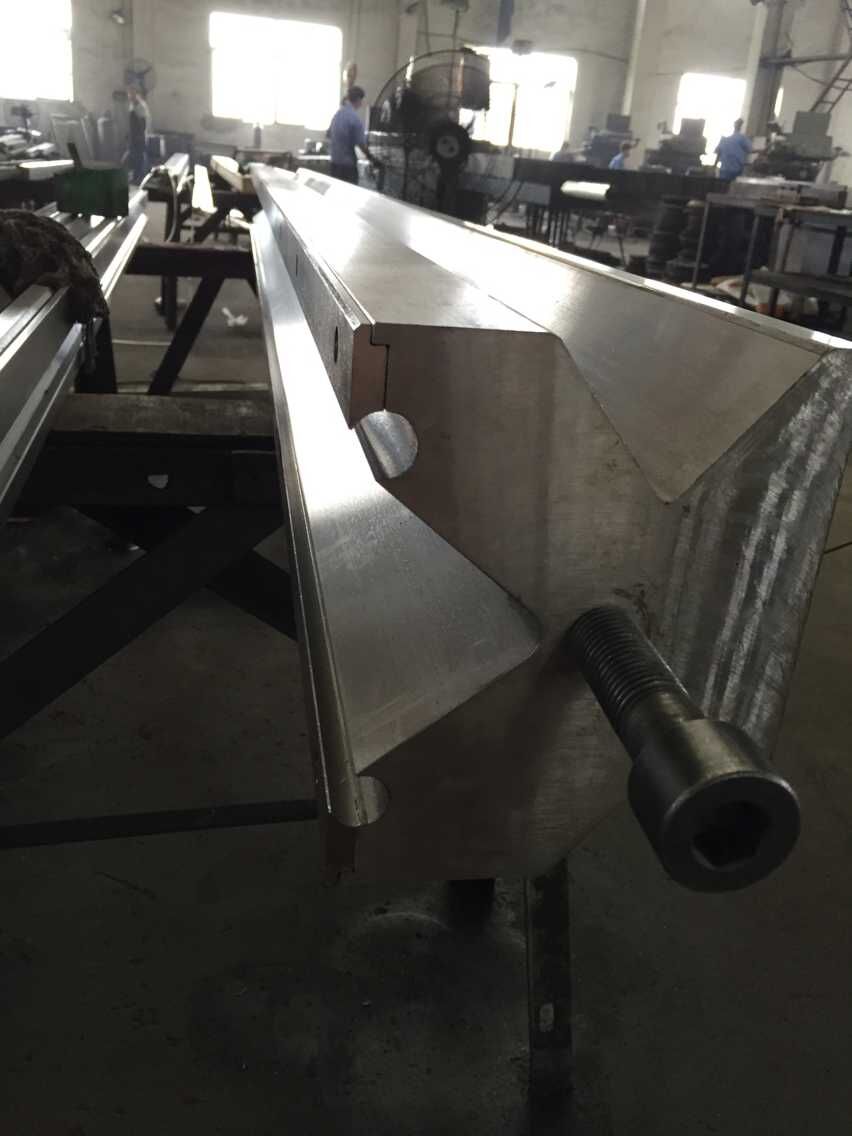 Full Automatic High Power Sheet Bending Machine And Cnc Press Brake Machine Täysin automaattinen suuritehoinen levytaivutuskone ja CNC-puristinjarrukone