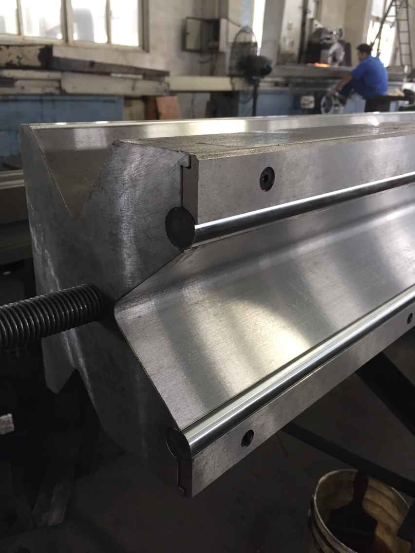 Full Automatic High Power Sheet Bending Machine And Cnc Press Brake Machine Täysin automaattinen suuritehoinen levytaivutuskone ja CNC-puristinjarrukone