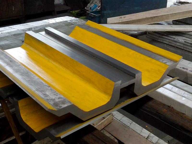 Full Automatic High Power Sheet Bending Machine And Cnc Press Brake Machine Täysin automaattinen suuritehoinen levytaivutuskone ja CNC-puristinjarrukone