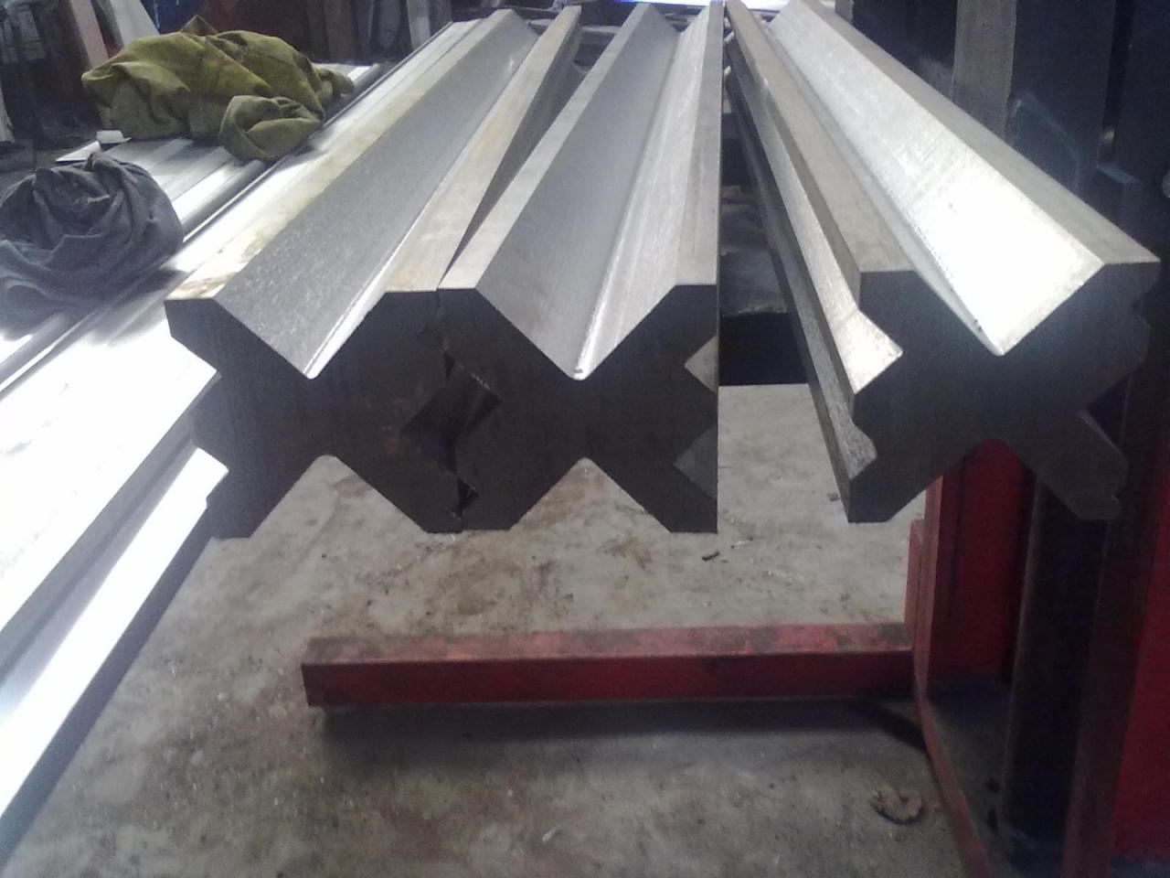 Full Automatic High Power Sheet Bending Machine And Cnc Press Brake Machine Täysin automaattinen suuritehoinen levytaivutuskone ja CNC-puristinjarrukone