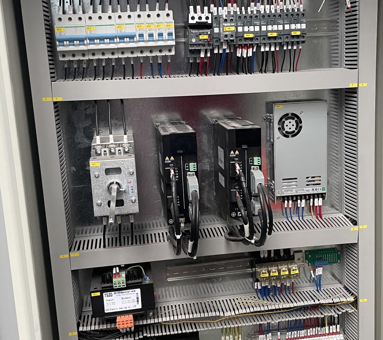 High Quality 3m Press Brake Machine Hydraulic 100 Ton For Sheet Metal Bending Korkealaatuinen 3 metrin puristusjarrukone, hydraulinen 100 tonnia levyn taivutukseen