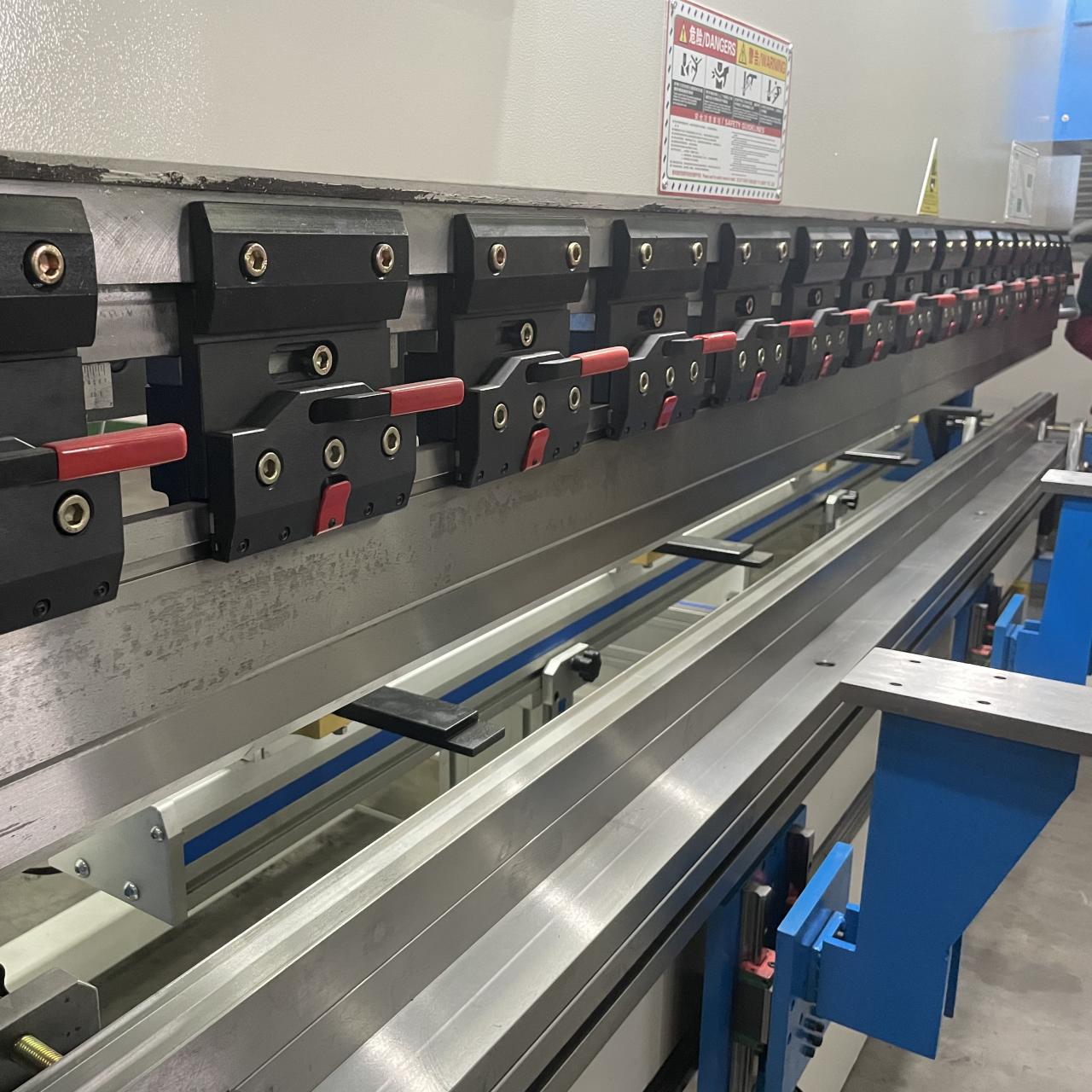 High Quality 3m Press Brake Machine Hydraulic 100 Ton For Sheet Metal Bending Korkealaatuinen 3 metrin puristusjarrukone, hydraulinen 100 tonnia levyn taivutukseen