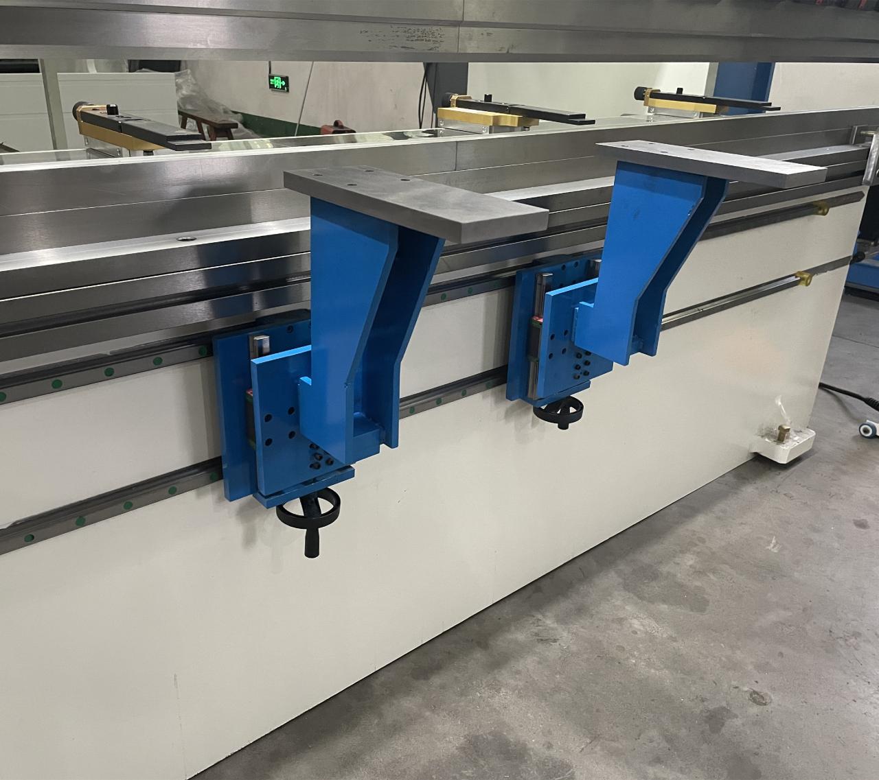 High Quality 3m Press Brake Machine Hydraulic 100 Ton For Sheet Metal Bending Korkealaatuinen 3 metrin puristusjarrukone, hydraulinen 100 tonnia levyn taivutukseen