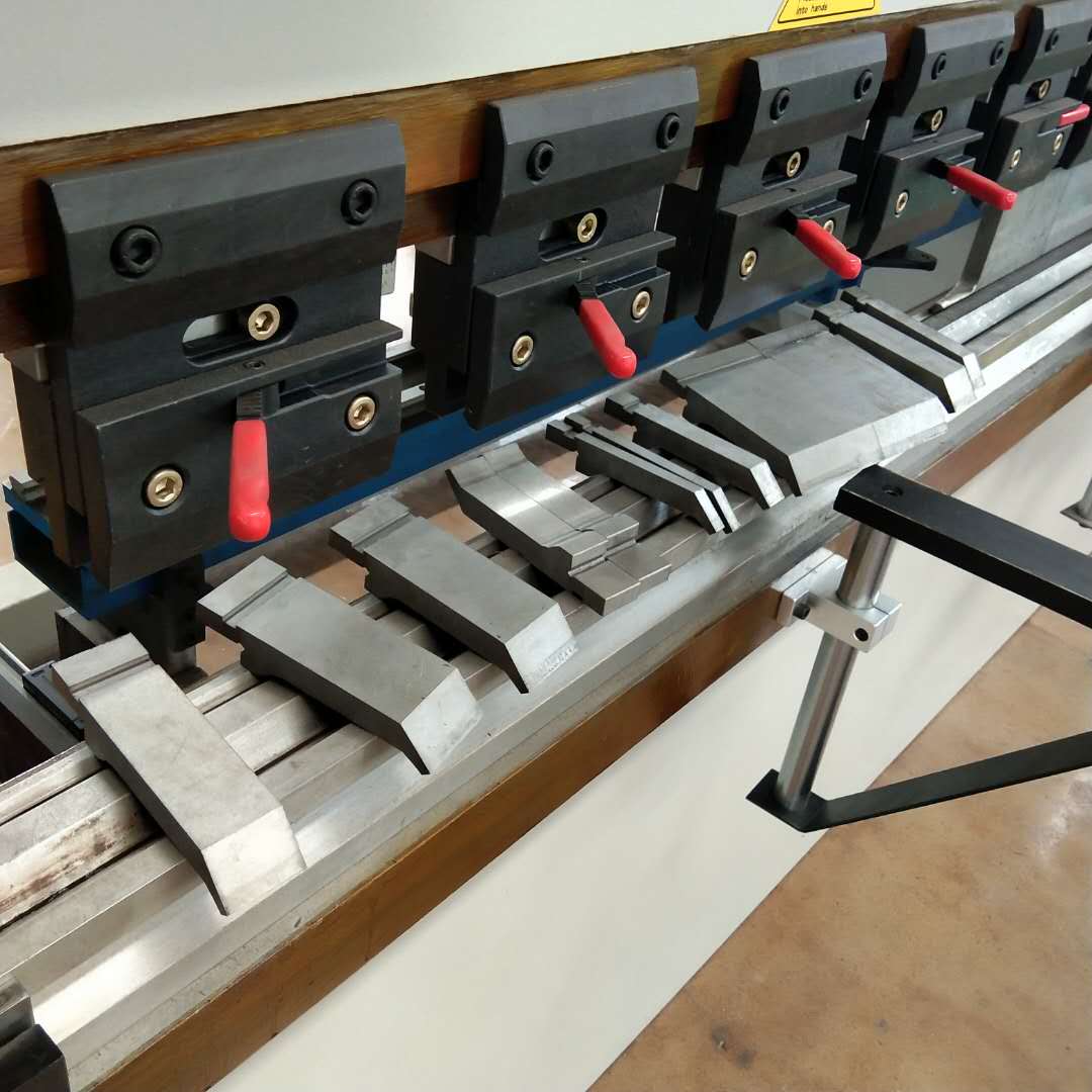 Hydraulinen 130t/3200mm 4+1-akselinen Delem Da53t Cnc-puristin