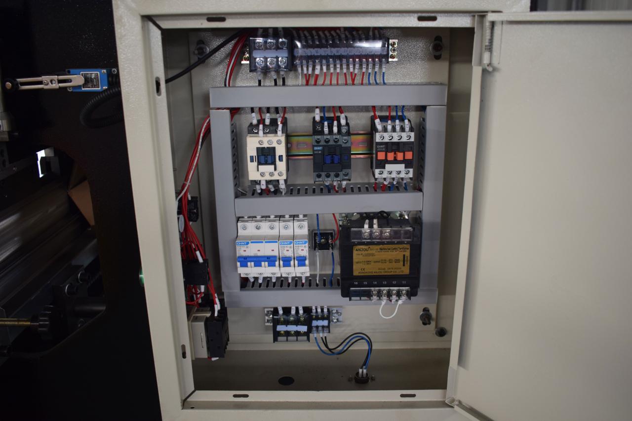 Hydraulinen ohutlevytaivutus Cnc-puristinkone Wc67y