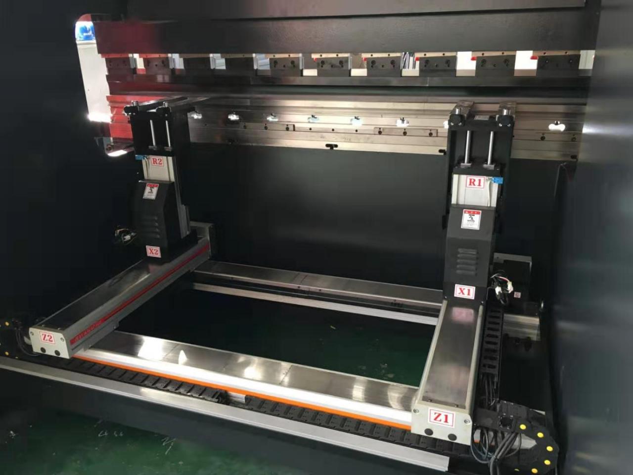 Hydraulic Stainless Steel Wc67y/k-300/6000 Mould Crowning Press Brake Hydraulinen ruostumaton teräs Wc67y/k-300/6000 muotin kruunupuristin jarru