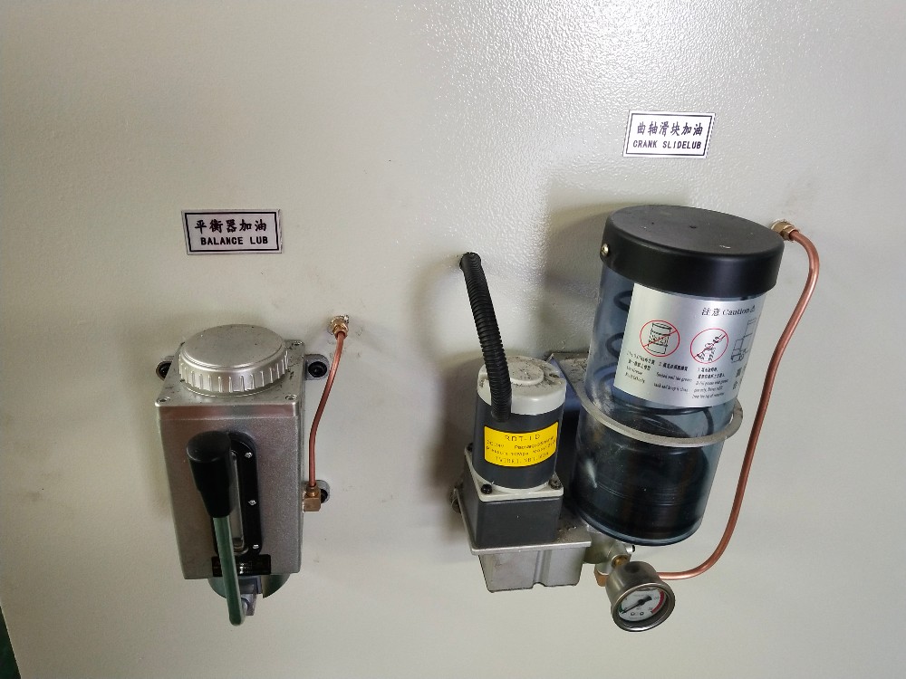 Pneumatic Friction Clutch High Performance Punch Press Machine Pneumaattinen kitkakytkin, korkea suorituskykyinen rei'ityskone