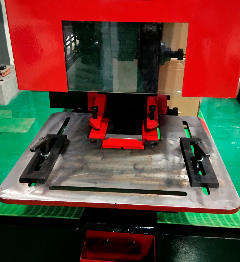 Q35y Series Hydraulic Ironworker Shearing And Punching Machine Q35y-sarjan hydraulinen Ironworker leikkaus- ja lävistyskone