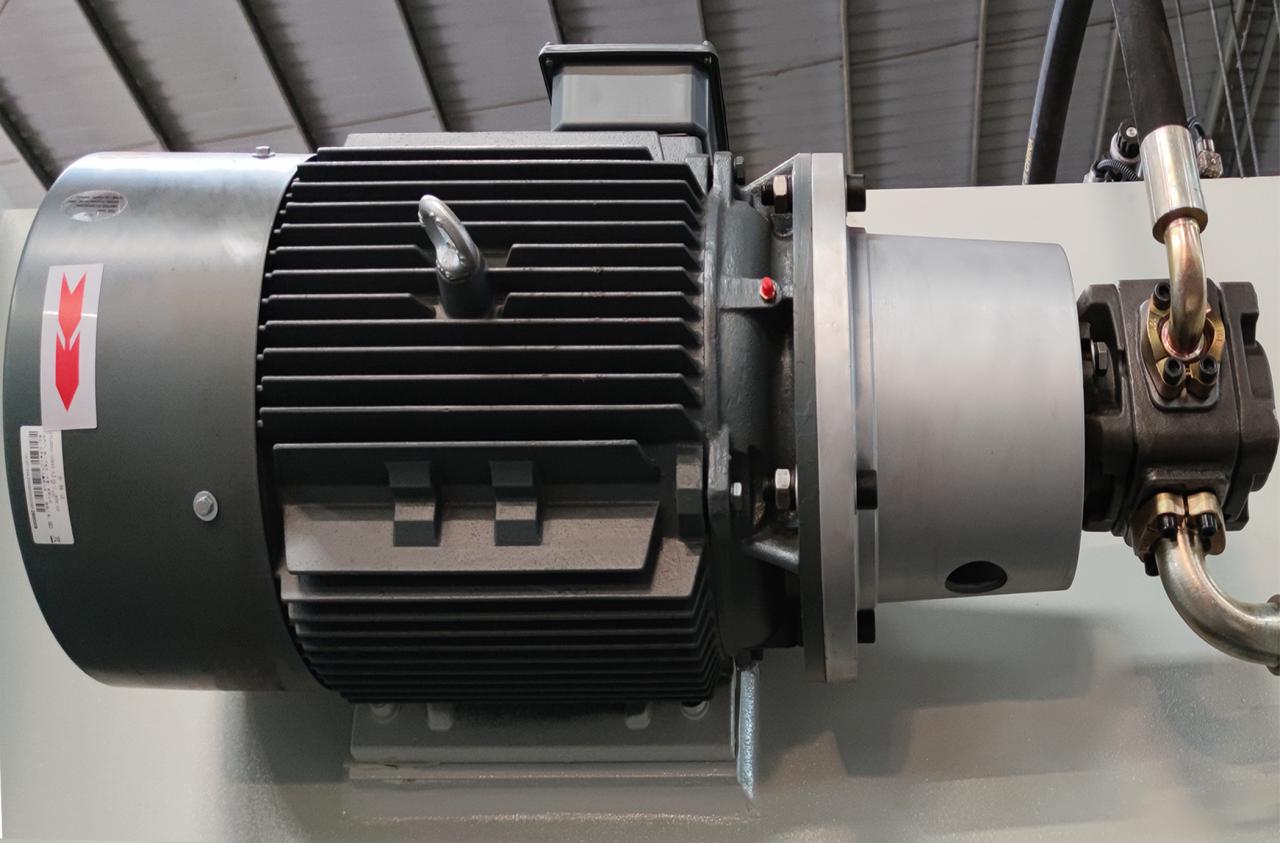 Qc11k hydraulinen leikkauskone ja giljotiinileikkauskone levyn leikkaamiseen