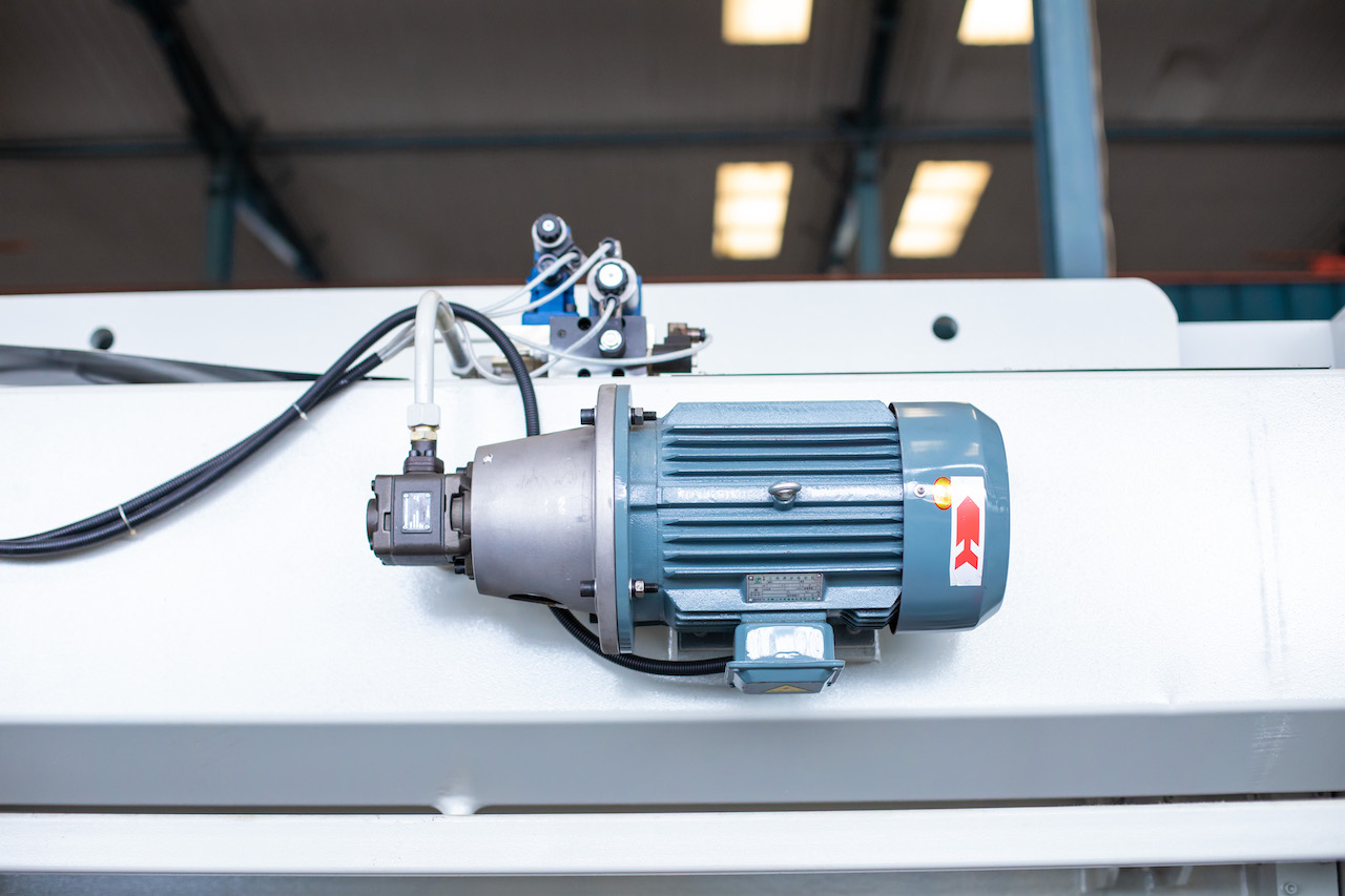 Qc11y 8x3200 Sheet Metal Shearing Machine Steel Plate Hydraulic Shearing Machine Qc11y 8x3200 metallilevyn leikkauskone teräslevyn hydraulinen leikkauskone