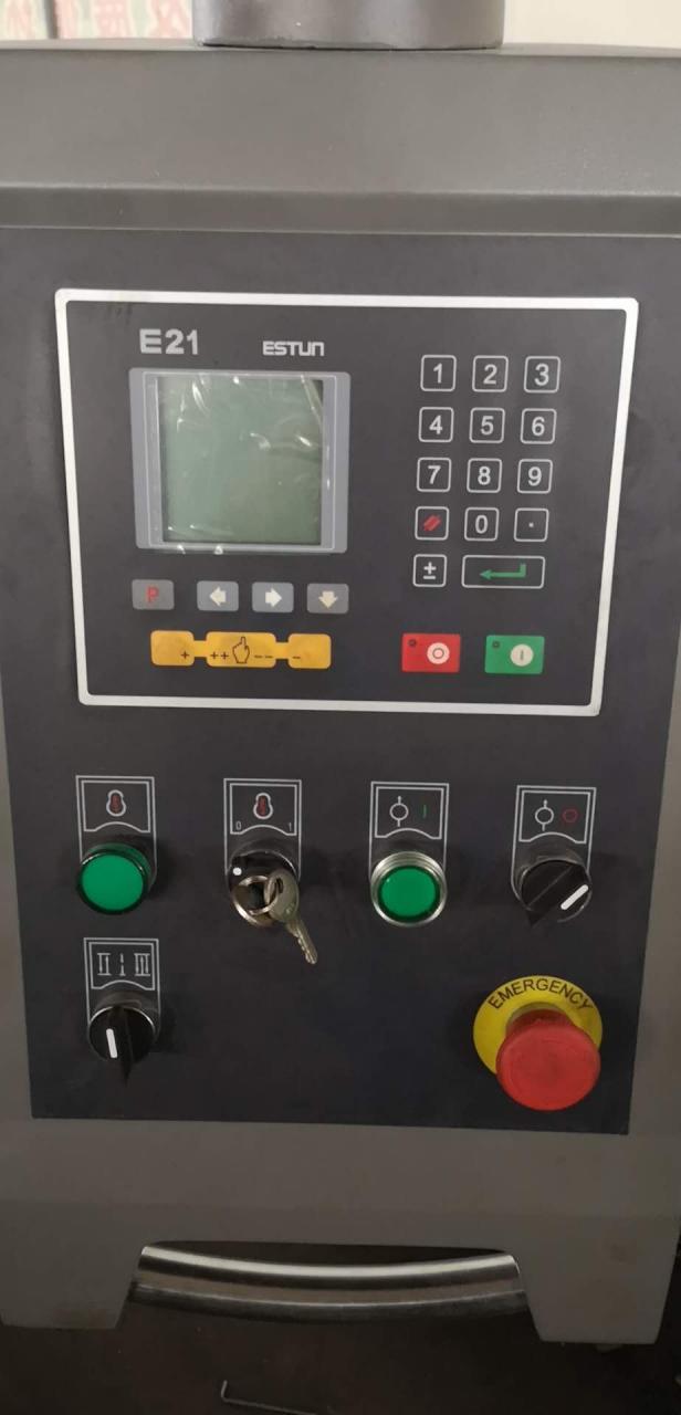 Qc12y 6x3200 hydraulinen levy liukuva pöytäsaha giljotiinileikkauskone