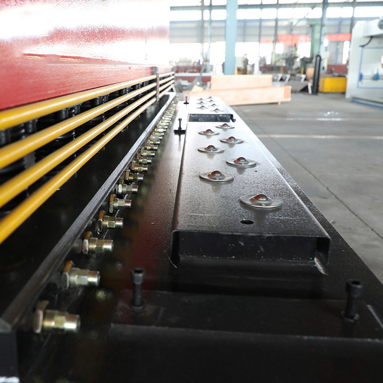 Qc12y / Qc12k Sheet Metal Steel Plate 6mm X 3200 Cnc Hydraulic Swing Beam Shear Machine Qc12y / Qc12k metallilevyteräslevy 6 mm X 3200 Cnc hydraulinen kääntöpalkkileikkuri
