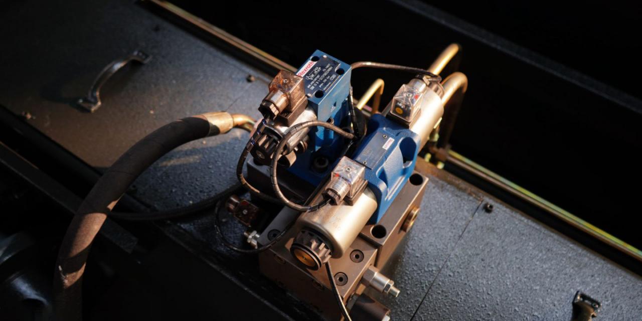 Wc67 Hydraulic Press Brake / CNC Press Bending Machine / Plate Bending Machine China Wc67 hydraulinen puristinjarru / CNC-puristin taivutuskone / levyn taivutuskone Kiina