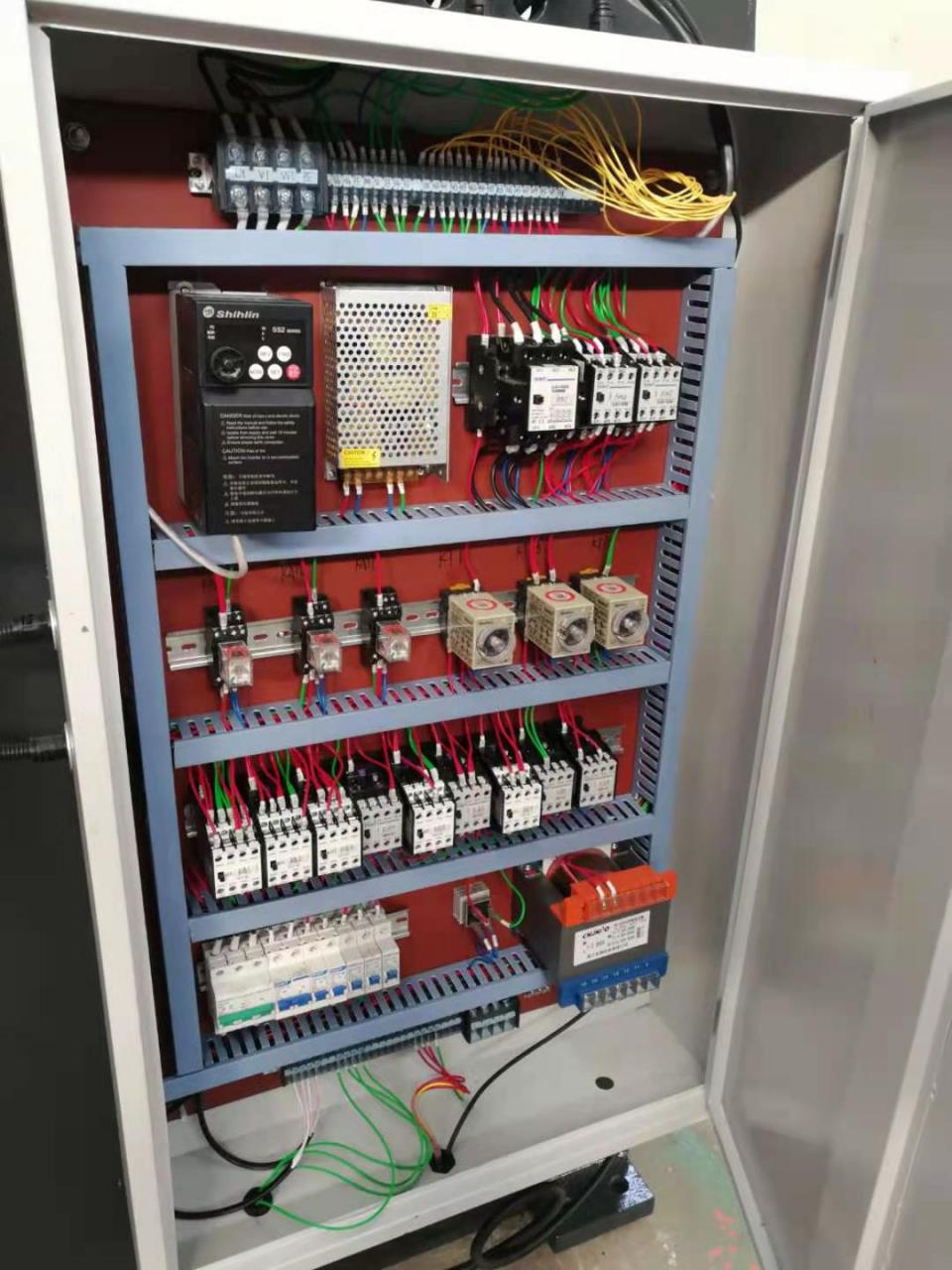 Wc67y-160 4000 Hydraulic Press Brake Cnc Metal Bending Machine For 4000mm Width Steel Wc67y-160 4000 hydraulinen puristinjarru Cnc metallin taivutuskone 4000 mm leveälle teräkselle